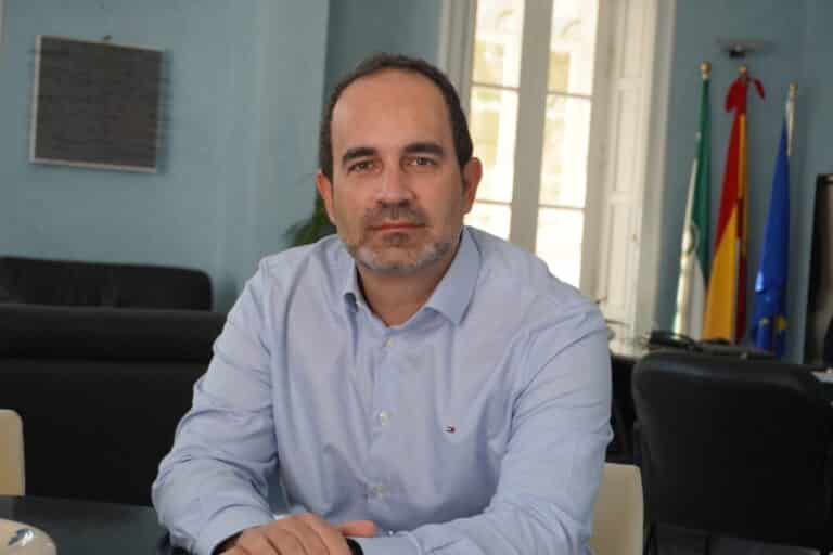 Espadas ficha para su ejecutiva a un imputado de Carboneras