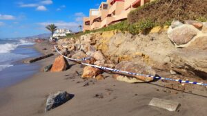 El Parlamento pide al Gobierno la recuperación urgente del Playazo