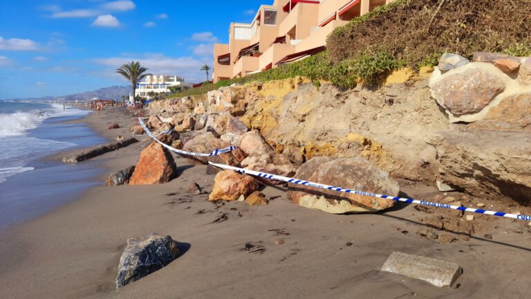 El Parlamento pide al Gobierno la recuperación urgente del Playazo