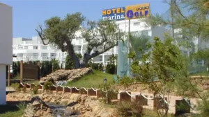 Empresarios de Mojácar piden solucionar el problema de aparcamiento, agravado por las autocaravanas