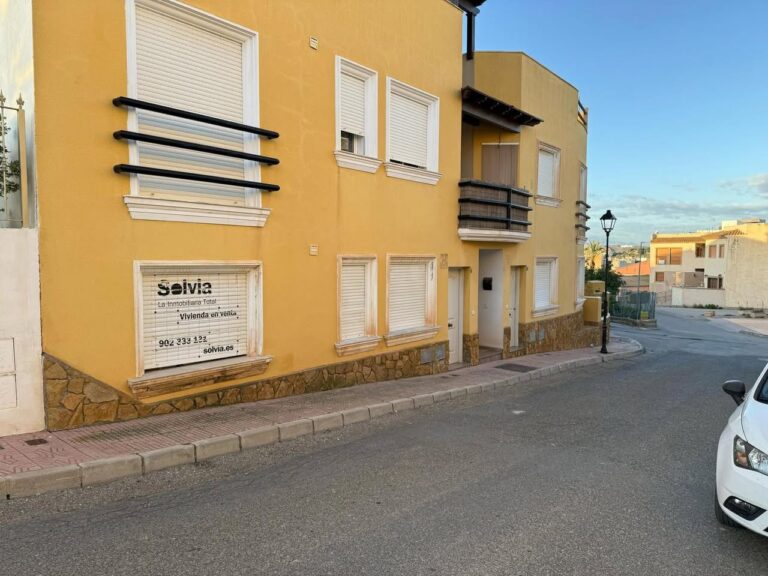 Dos nuevas viviendas, propiedad de entidades bancarias, han sido okupadas en la barriada cuevana de Palomares