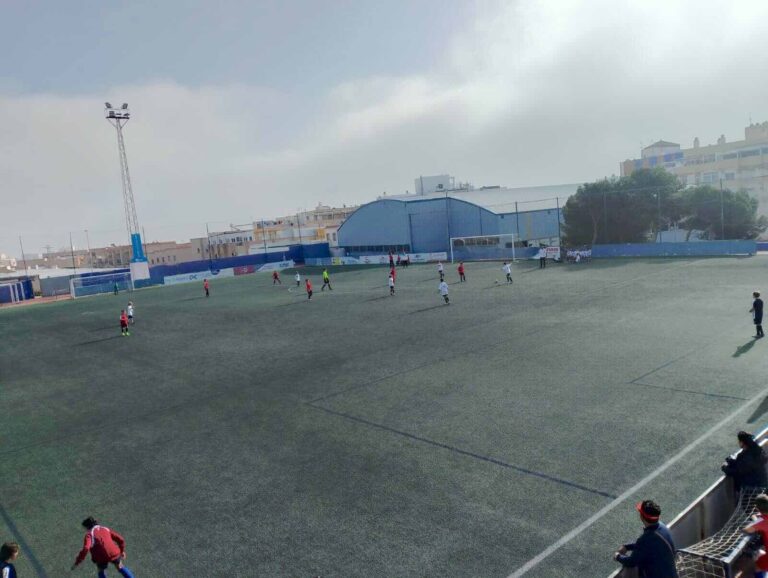 Hospitalizada una niña de 5 años tras caer ayer de una grada en el campo del Garrucha