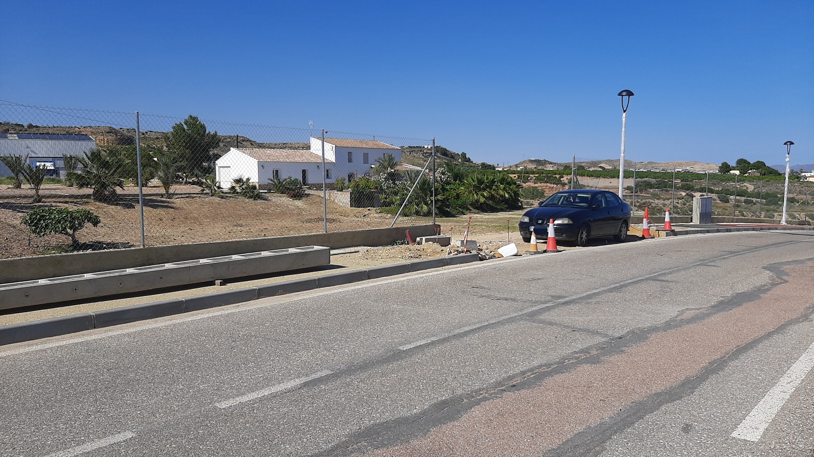 O le hacen un paso a su finca o no habrá carril bici entre Antas y Aljáriz