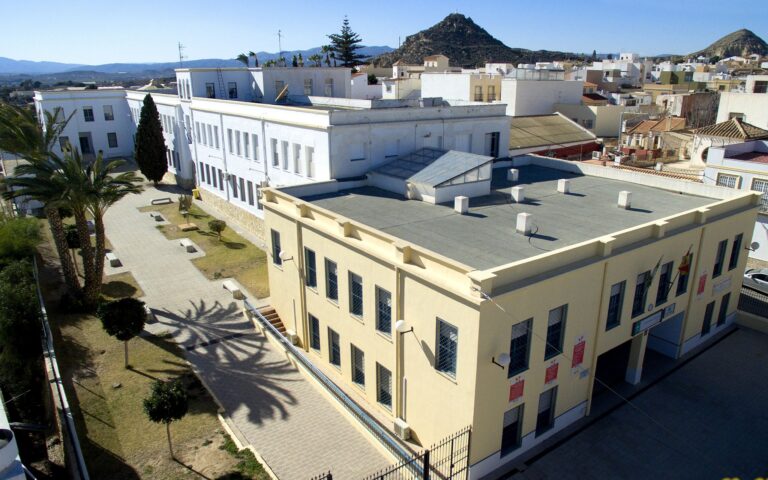 La masificación del Alyanub de Vera obliga a construir aulas en la azotea