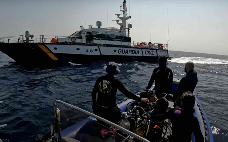 (VIDEO) Equinac extrae una red a la deriva en Carboneras un mes después de que Medio Ambiente fuera avisada y no actuara