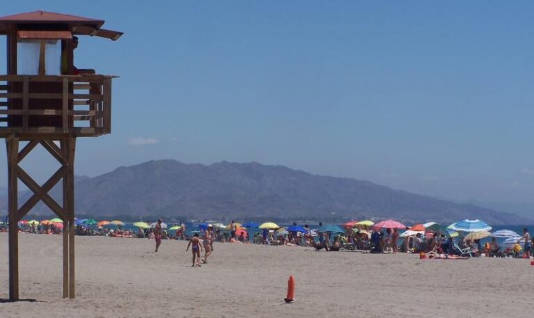 Tomar el sol sin nicotina: Vera y Cuevas abren playas sin humo