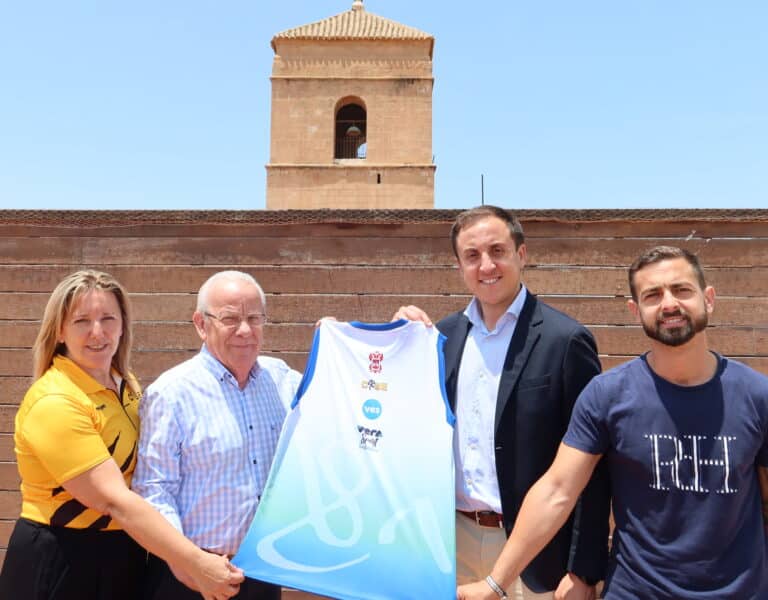Vera presenta su camiseta oficial del Medio Maratón con un símbolo histórico de 1493