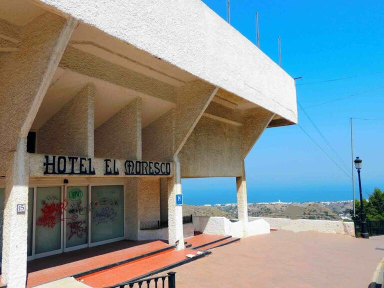 Un hotel Moresco ‘sin cargas’ aguarda inversor