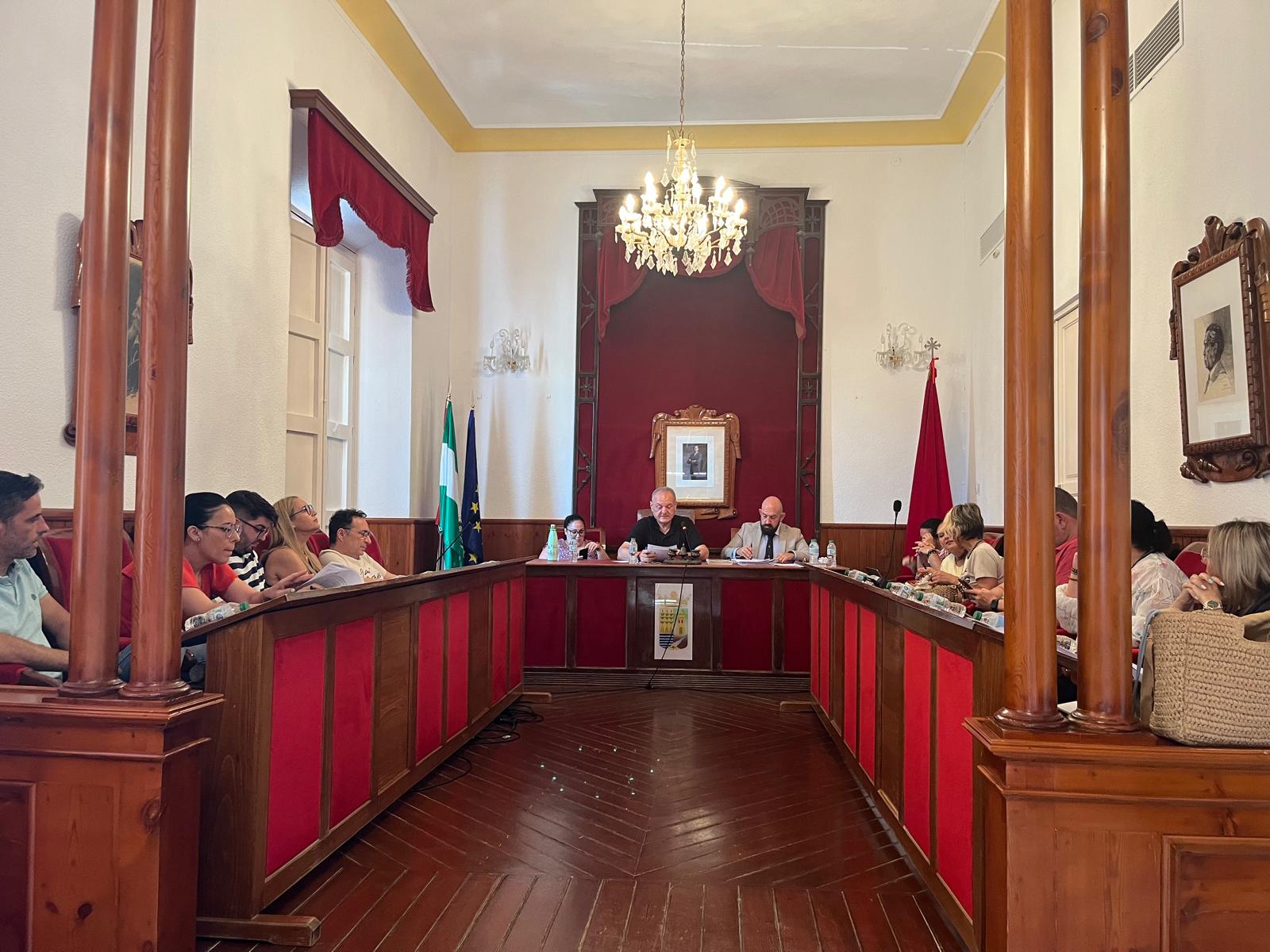 Cuevas aprueba inicialmente su presupuesto con seis meses de retraso y no es por pereza, según el Gobierno
