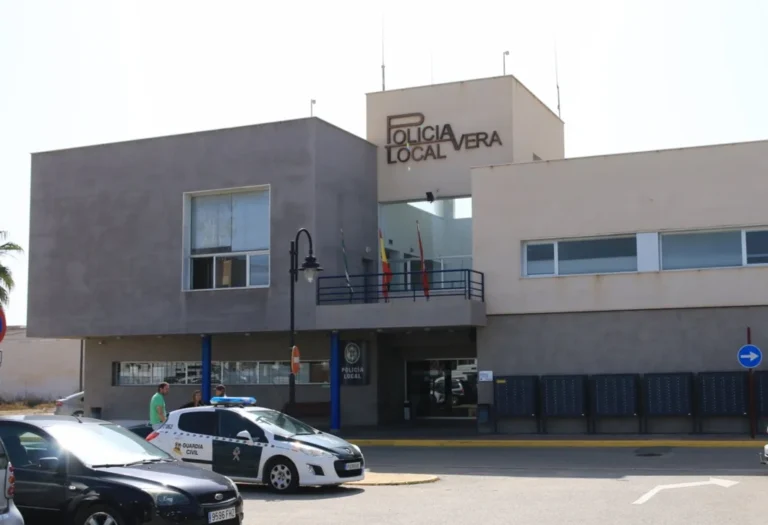 Intentó atropellar a varios agentes, circuló en dirección contraria y opuso gran resistencia antes de ser detenido en Vera