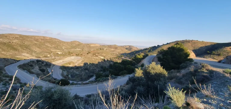 La estrechez de algunas curvas obligó a cortar la carretera de Zurgena a Lubrín durante media hora