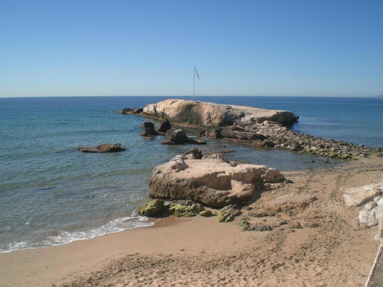 Un joven fallece al saltar desde una roca en la playa Mar Rabiosa de Pulpí