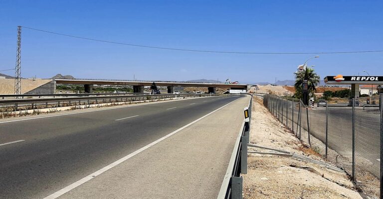 La carretera Vera-Garrucha cortada al tráfico por las obras del AVE