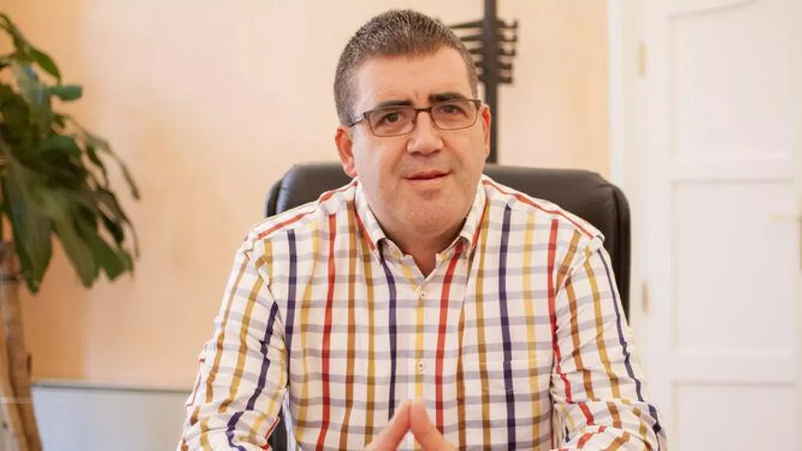 Felipe Cayuela quiere dejar sin sueldo a sus excompañeros concejales del PP