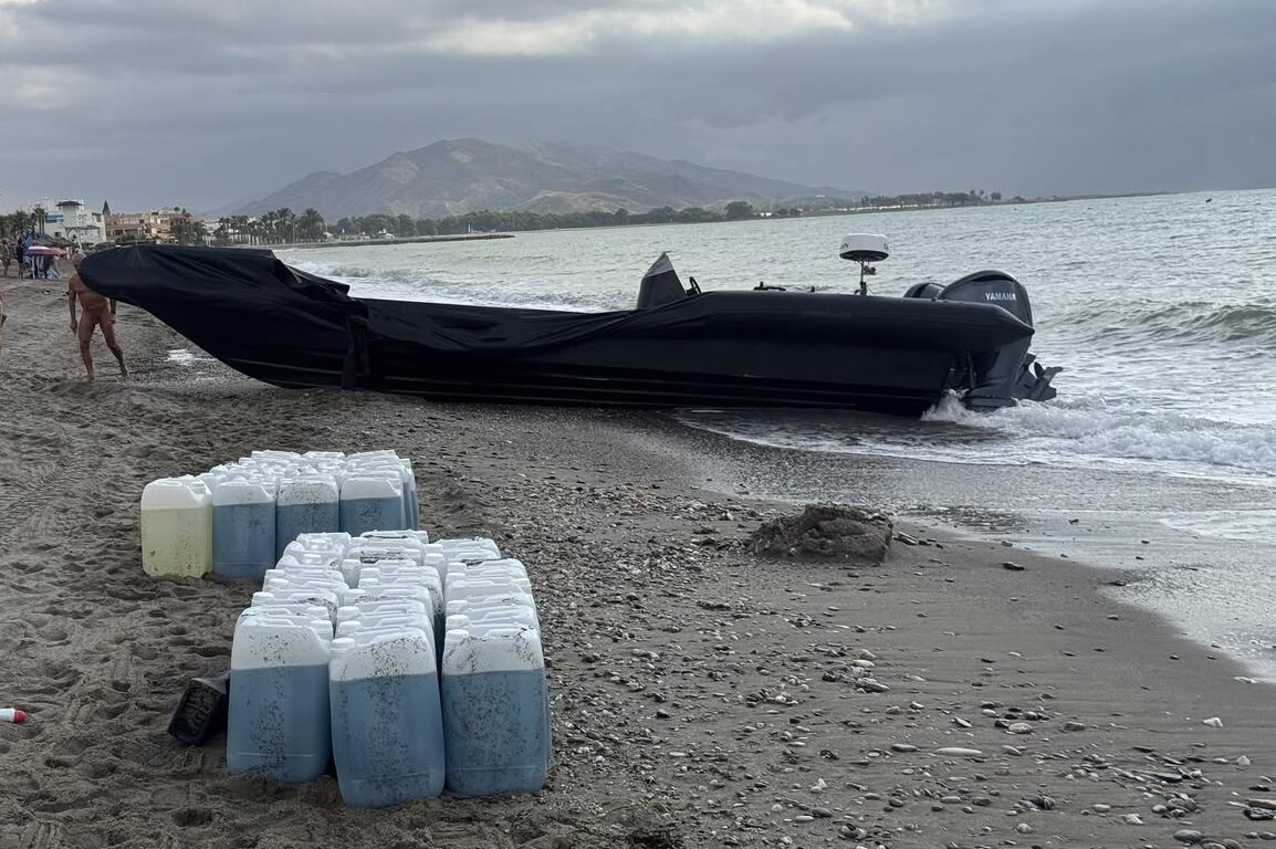 Hallan una lancha con 47 garrafas de gasolina en playa nudista de Vera