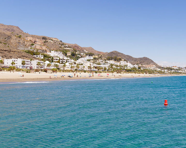 Un bañista, vecino de Sorbas, fallece por un parada cardiaca en la playa de Mojácar