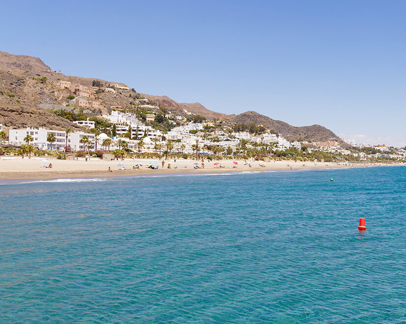 Un bañista, vecino de Sorbas, fallece por un parada cardiaca en la playa de Mojácar