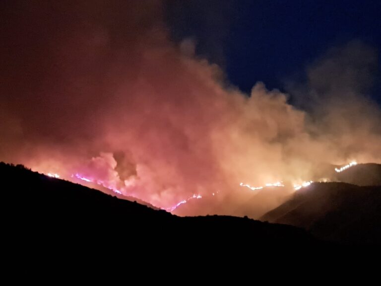 Lubrín moviliza todos los medios contra un incendio activo que ya ha forzado 50 desalojos