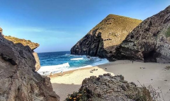 Tercer día de búsqueda del joven desaparecido en la playa de Los Muertos de Carboneras