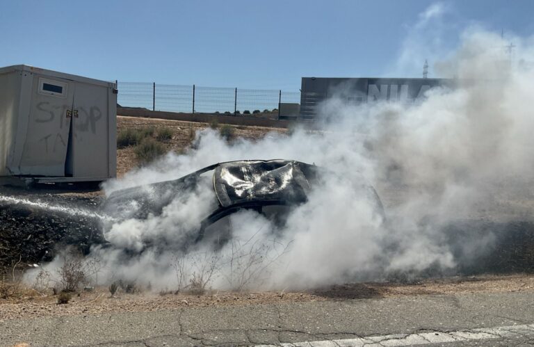 Un coche volcado estalla en llamas tras el rescate de su conductor en Antas
