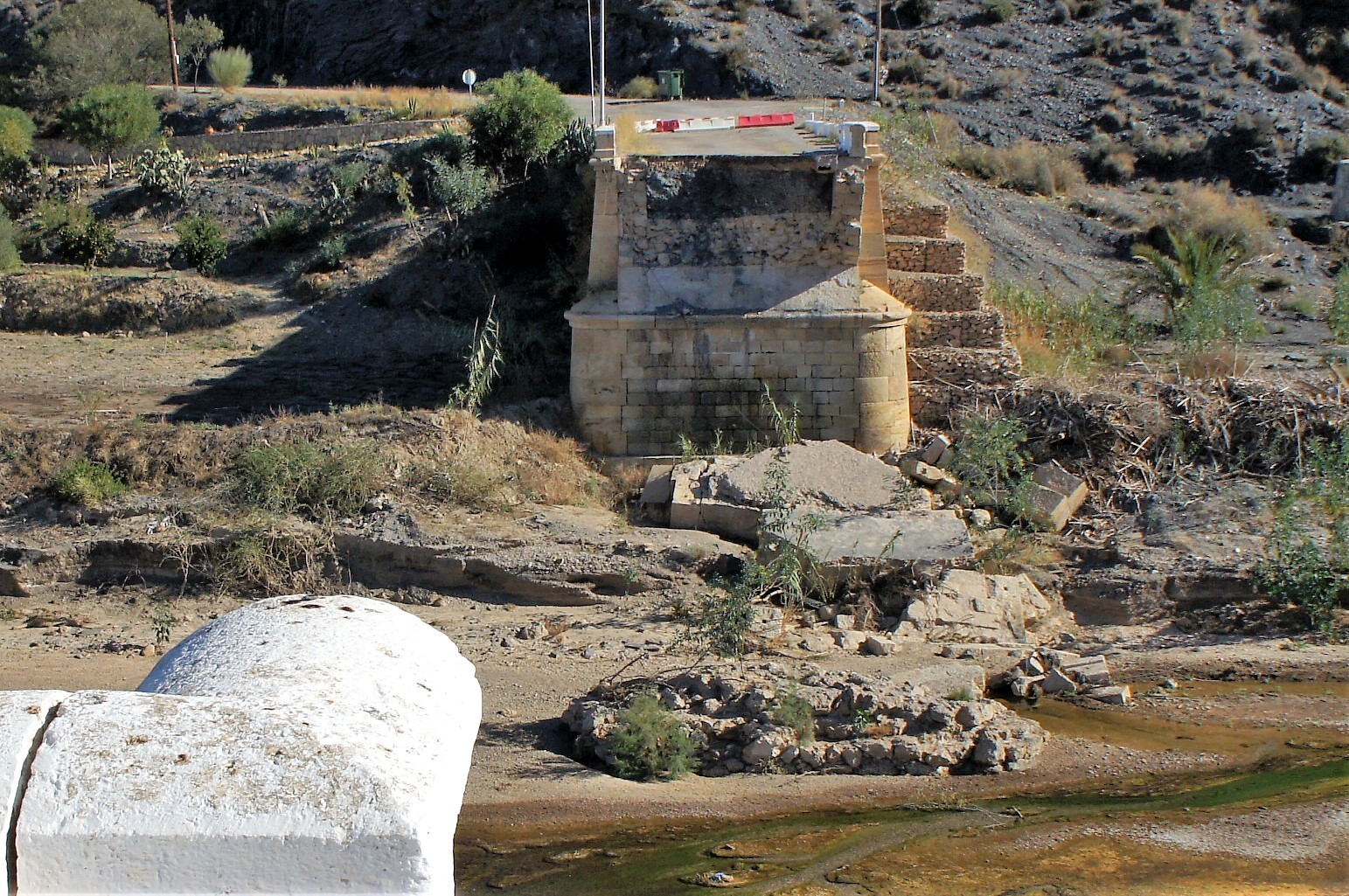 Piden «paciencia» al alcalde de Cuevas con la reconstrucción del puente de Los Lobos arrasado en la riada de 2012