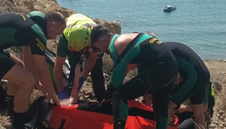 Hallados seis cuerpos de inmigrantes en Carboneras tras el naufragio de una patera