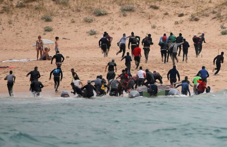 Al menos 30 inmigrantes desembarcan en una playa de Mojácar y huyen tras tocar tierra