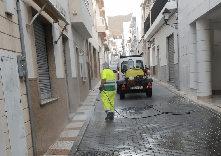 El PP de Carboneras denuncia al PSOE por pagar contratos de limpieza sin licitación