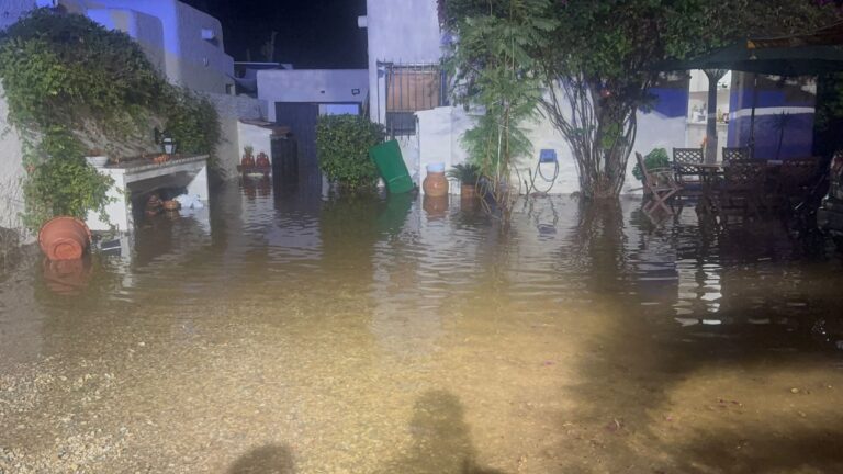 La tormenta registrada la pasada madrugada inunda la vivienda de un anciano en Mojácar