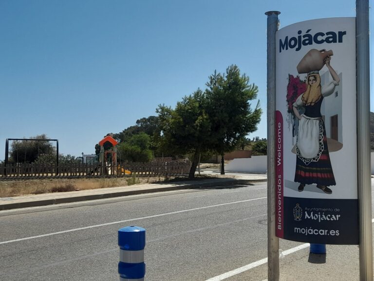 Acusan al alcalde de Garrucha de autorizar el pago para reparar un parque infantil de Mojácar