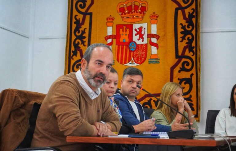 Un ciudadano acusa a los ediles socialistas de irse «como ratas» del pleno de Carboneras