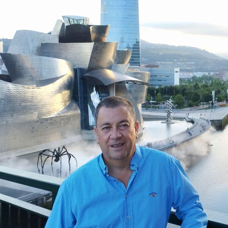 Un médico de Huércal Overa exige un nuevo centro de salud en la página de Facebook del delegado provincial