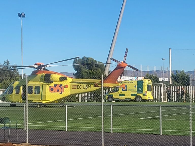 Grave accidente laboral en Puerto Rey. El herido ha sido trasladado en helicóptero a Torrecárdenas