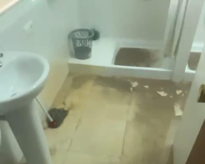 La Guardia Civil tarda 36 días en autorizar la reparación de la fuga de aguas fecales en el cuartel de Carboneras