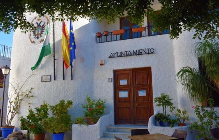 Mojácar convoca doce plazas municipales, incluyendo policías, técnicos y operarios
