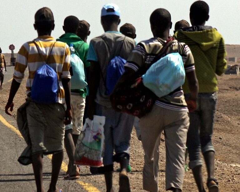 Cuarenta y un inmigrantes alcanzan la costa de Mojácar en una «patera-taxi»