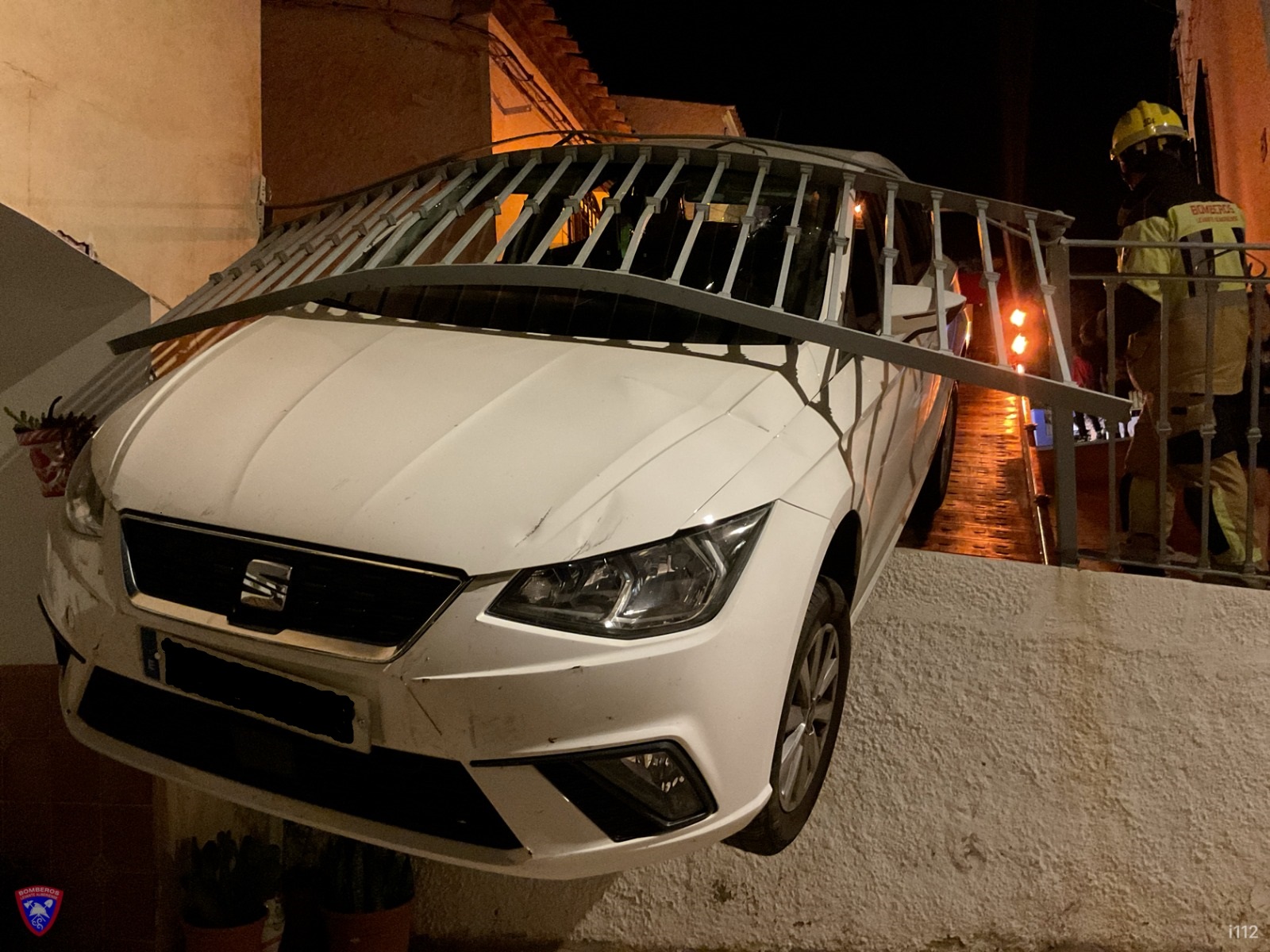 Un turismo queda atrapado entre una baranda y un cortado en el casco urbano de Bédar