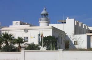 El faro de Garrucha busca nuevo dueño: una joya con vistas al mar sale a subasta