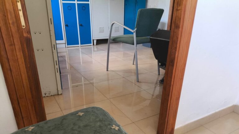 Aguas fecales inundan el cuartel de la Guardia Civil de Carboneras tras 24 días de abandono