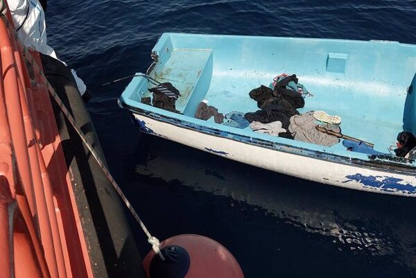 Rescatados 12 magrebíes, 5 de ellos menores, de una patera a la deriva frente a Garrucha