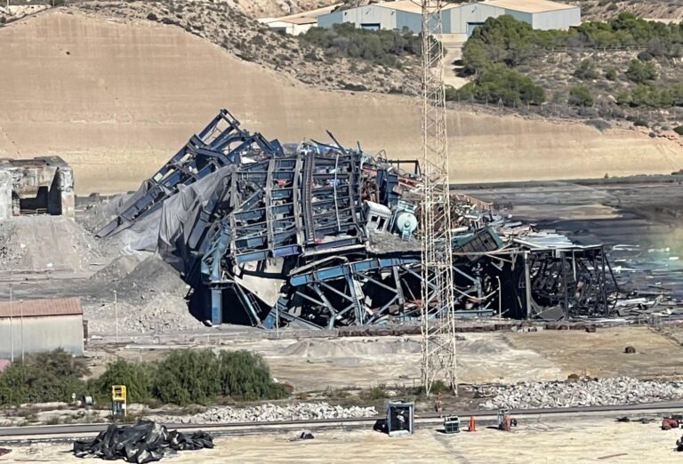 La voladura de la nave de tolvas sella el fin de la térmica de Carboneras [VIDEO]