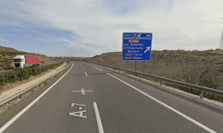 Un camión bloquea la A-7 tras chocar con un turismo a la altura de Los Gallardos