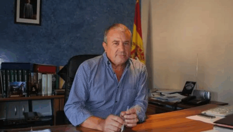 El alcalde de Fines dimite acorralado por el Caso Mascarillas