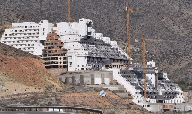 El TSJA requiere a la Diputación  información sobre el Algarrobico que el Ayuntamiento no facilita