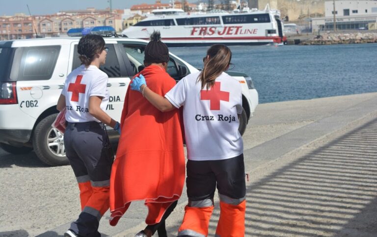 Una patera llega a la costa de Garrucha con un menor a bordo que precisó atención médica