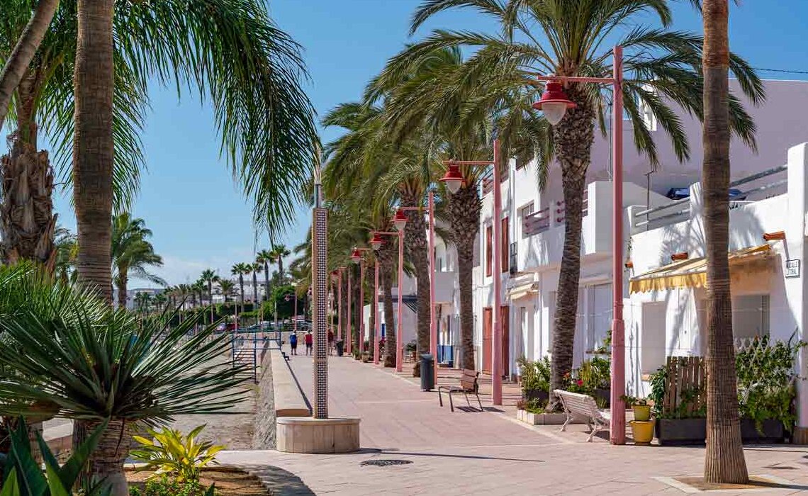 Carboneras acaba con años de precariedad en la limpieza con un nuevo contrato de 9,8 millones