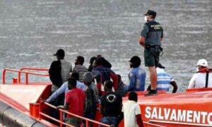 Interceptada otra patera con 30 inmigrantes argelinos en la costa de Mojácar