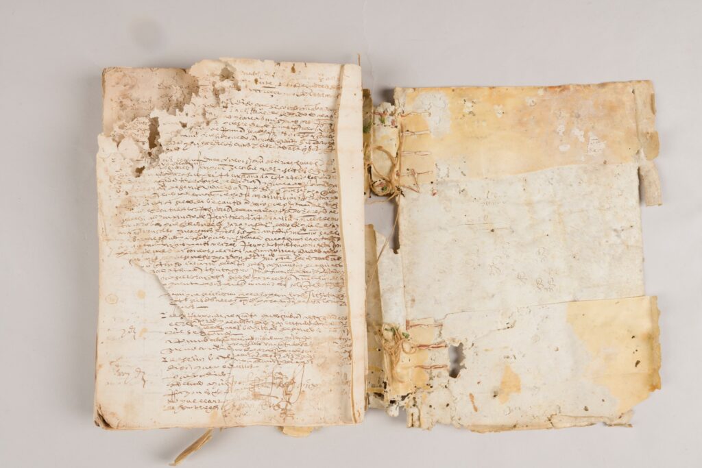 Vera recupera un libro de actas del siglo XVI restaurado por el Instituto del Patrimonio Histórico Vera recupera un libro de actas del siglo XVI restaurado por el Instituto del Patrimonio Histórico