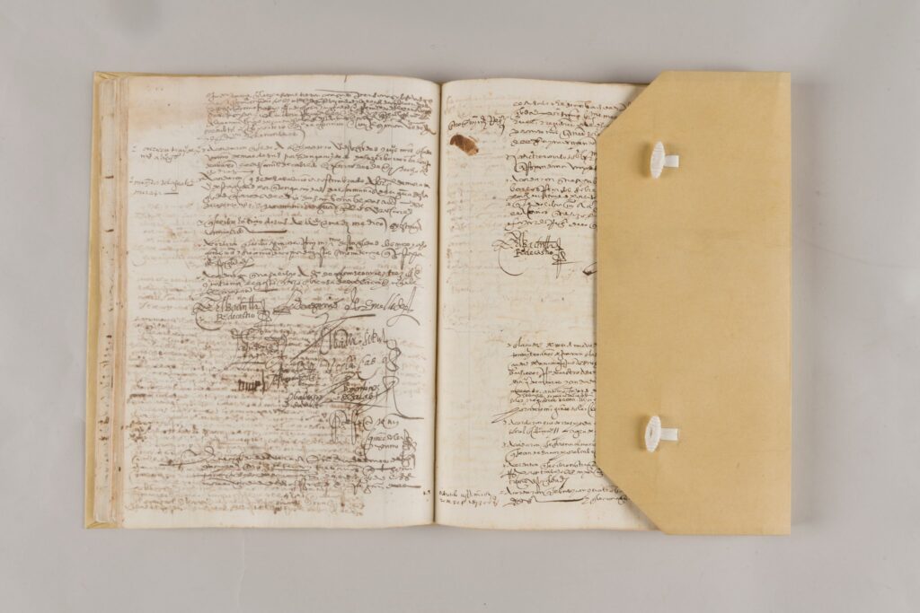 Vera recupera un libro de actas del siglo XVI restaurado por el Instituto del Patrimonio Histórico Vera recupera un libro de actas del siglo XVI restaurado por el Instituto del Patrimonio Histórico