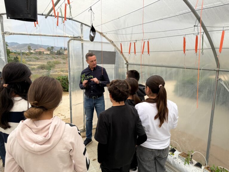 Los alumnos del IES Azahar de Antas siembran su cosecha anual